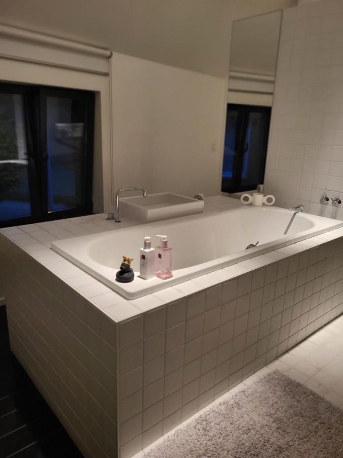האלה Gezellige Moderne Woning Met Zwemvijver מראה חיצוני תמונה